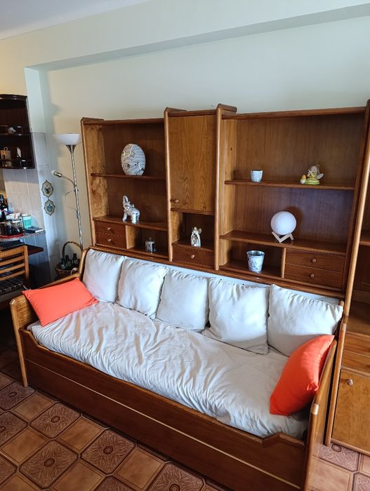 Estúdio com dois colchões e estante em pinho mel