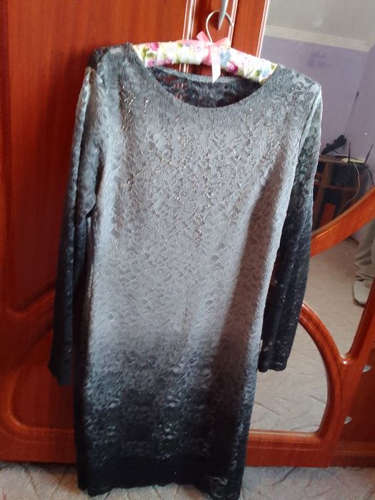 Шикарне плаття сірого кольору
