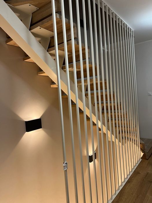 Schody wewnętrzne metal-drewno w stylu loft.