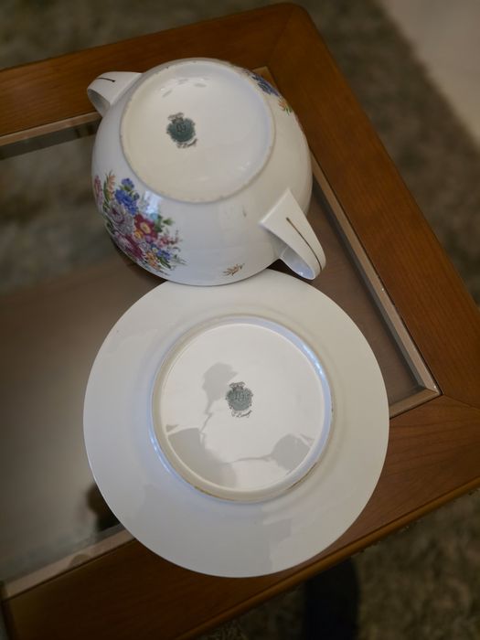 Conjunto de Terrina e travessa de porcelana Limoges.
Design: As peças apresentam uma