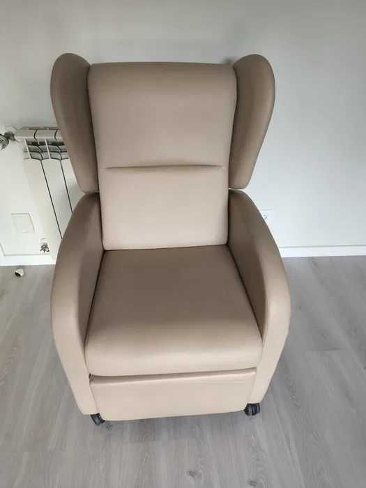 Cadeirão manual com rodas em napa creme