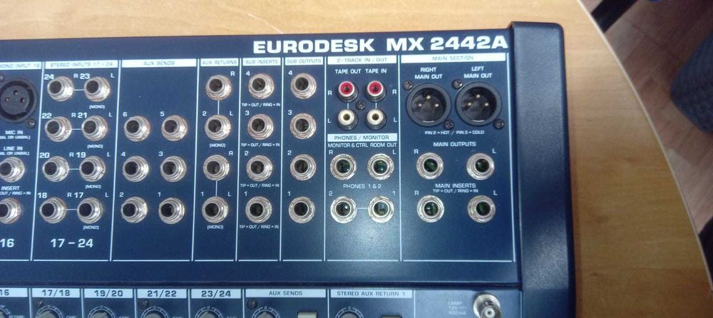 MESA DE MISTURA 24 CANAIS - Behringer Eurodesk MX2442A