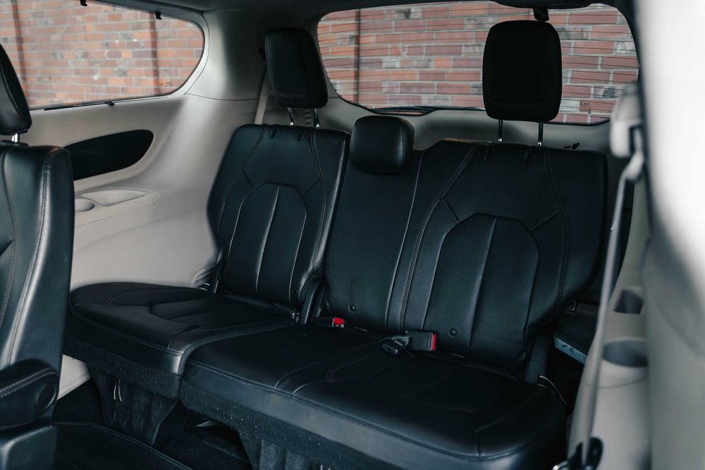 Wynajem Chrysler Pacifica 3.6 V6 (7 miejsc) wypożyczalnia samochodów