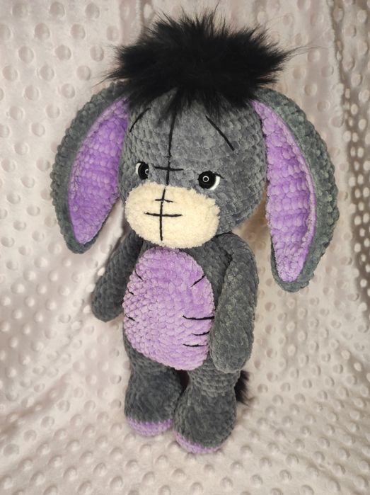 Maskotka osiołek na szydełku.