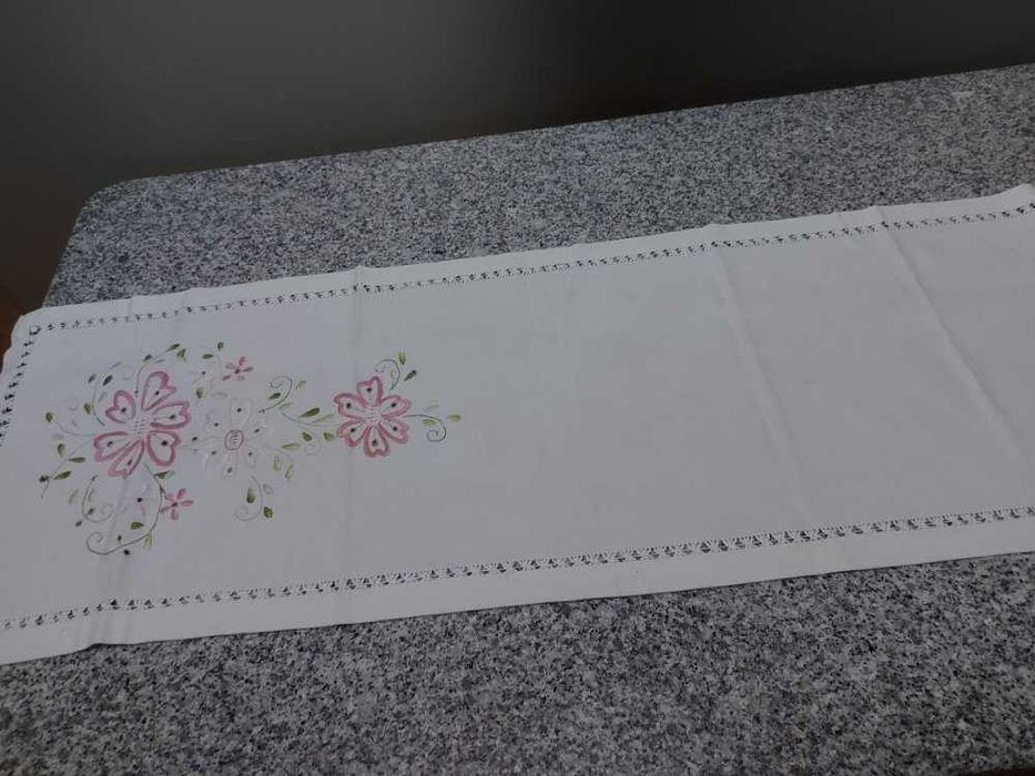 Caminho de Mesa Bordado com Baínha Aberta