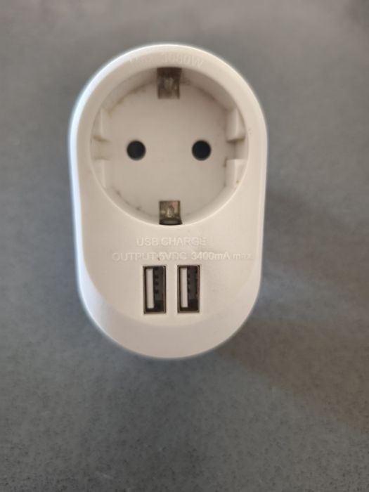Ficha com Tomada e duas portas USB486312417669959681
