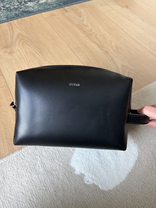 Nowa czarna kosmetyczka Guess unisex