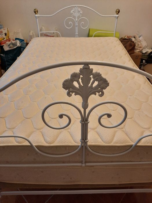 Preço do conjunto: cama de ferro vintage e 2 colchões
