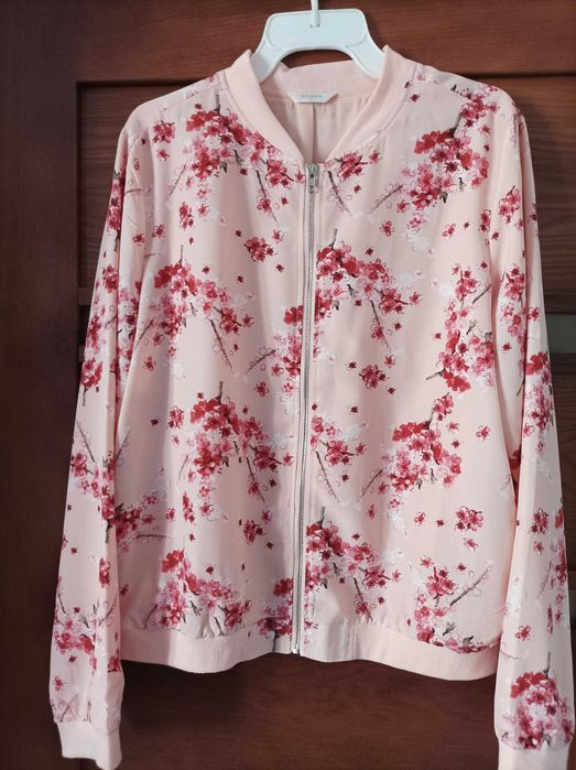 Kurtka bomberka w kwiaty.