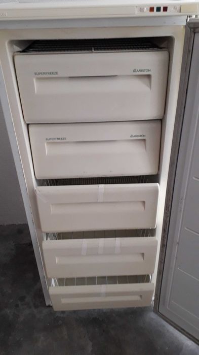 Arca frigorifica vertical, marca Ariston