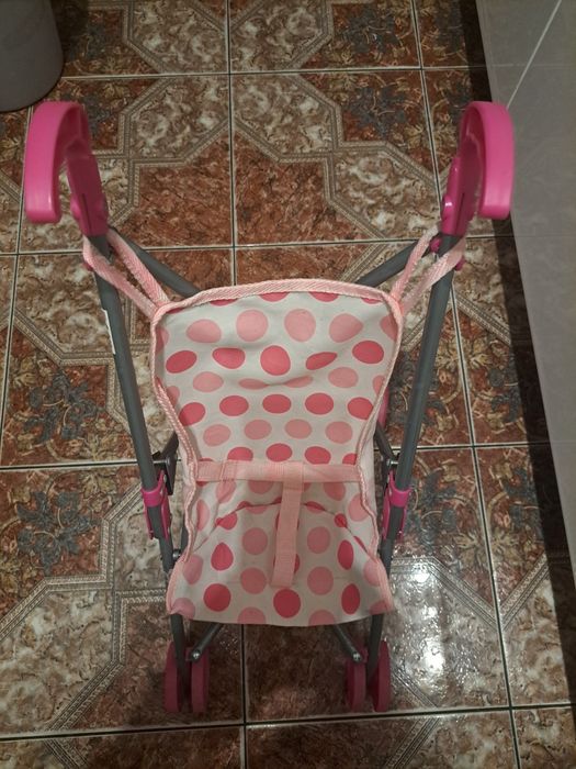 Wózek zabawkowy koloru różowego