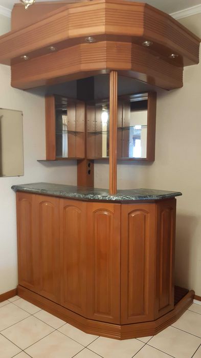 Bar de canto em madeira faia e balcão em mármore verde de Guatemala