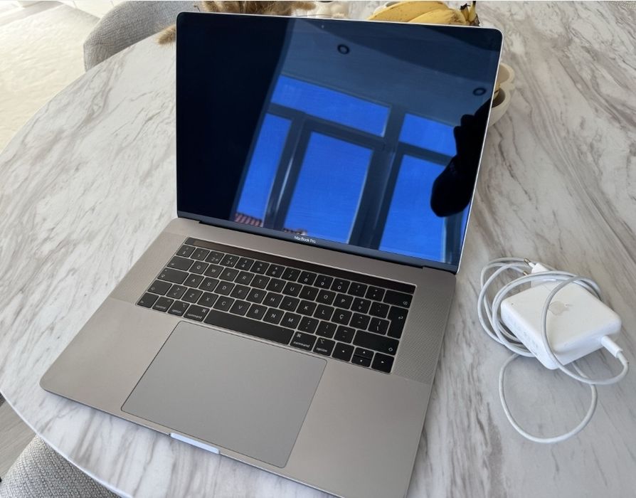 MacBook Pro 16" - i9 / 32GB / 1 TB