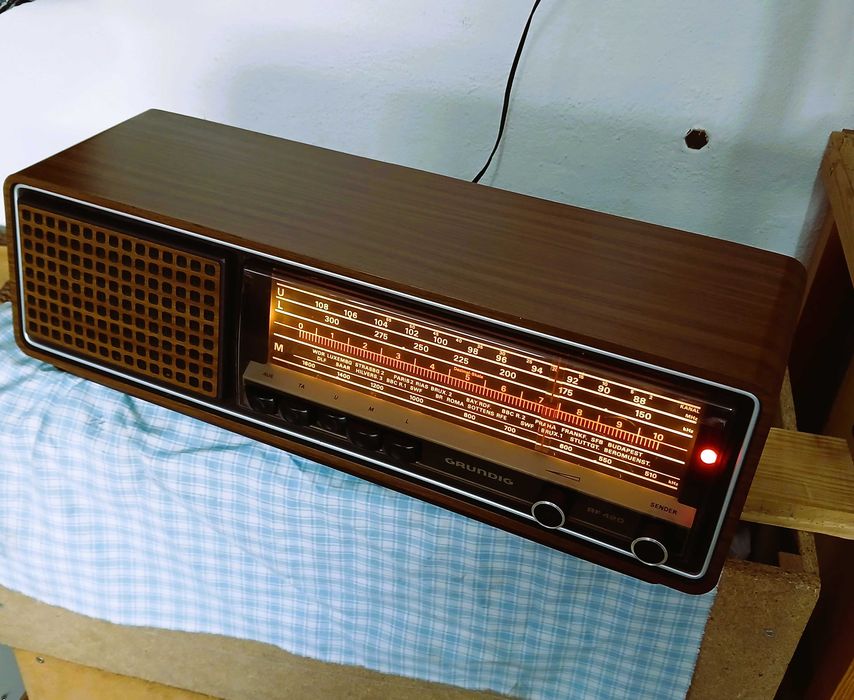 Rádio Grundig modelo RF 420, fabricado em Portugal