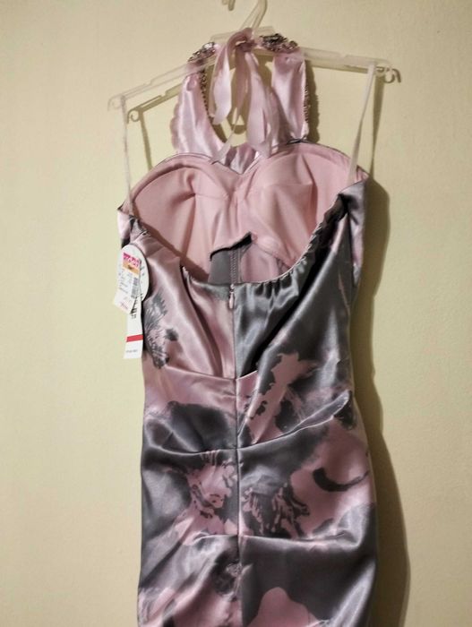 Сукня з відкритими плечима