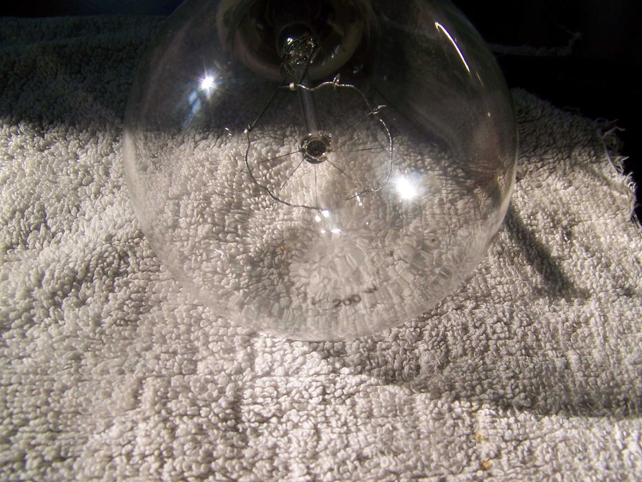 żarówki dwie po 200 W plus oprawka porcelanowa