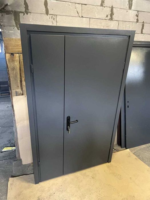 Вхідні двері в гараж підʼїзд будинок. Залізні двері. Технічні двері