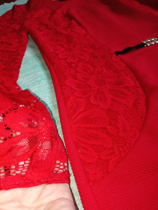 Червона жіноча сукня