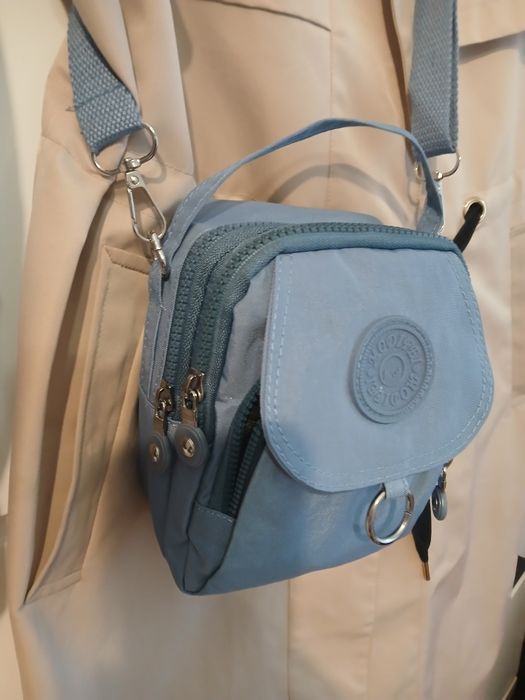 Śliczna niebieska  torebka  w kształcie  plecaczka