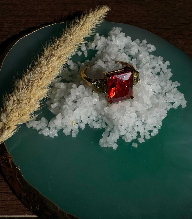 Elegância Intemporal – Anel de Zircónia Quadrada