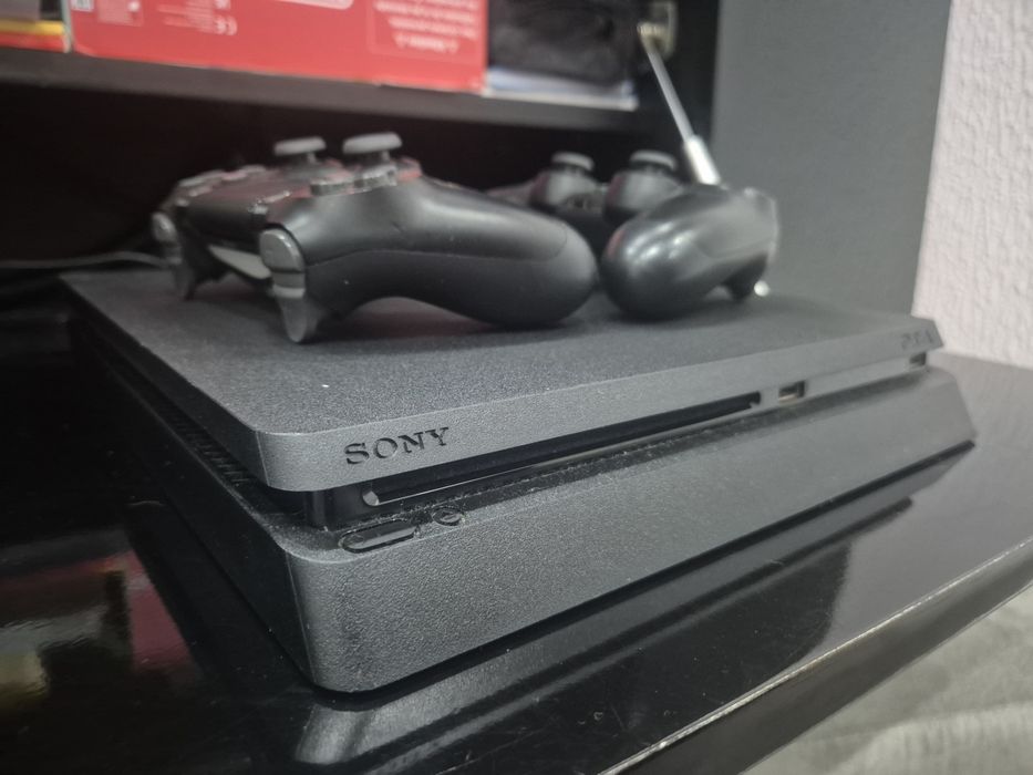Ps4 500gb com 2 comandos