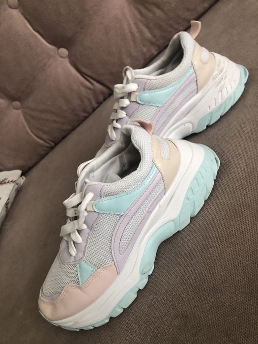 Buty sportowe typu adidasy