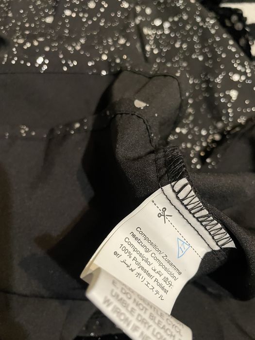 Błyszcząca bluzeczka z bufiastymi rękawami i dekoltem V