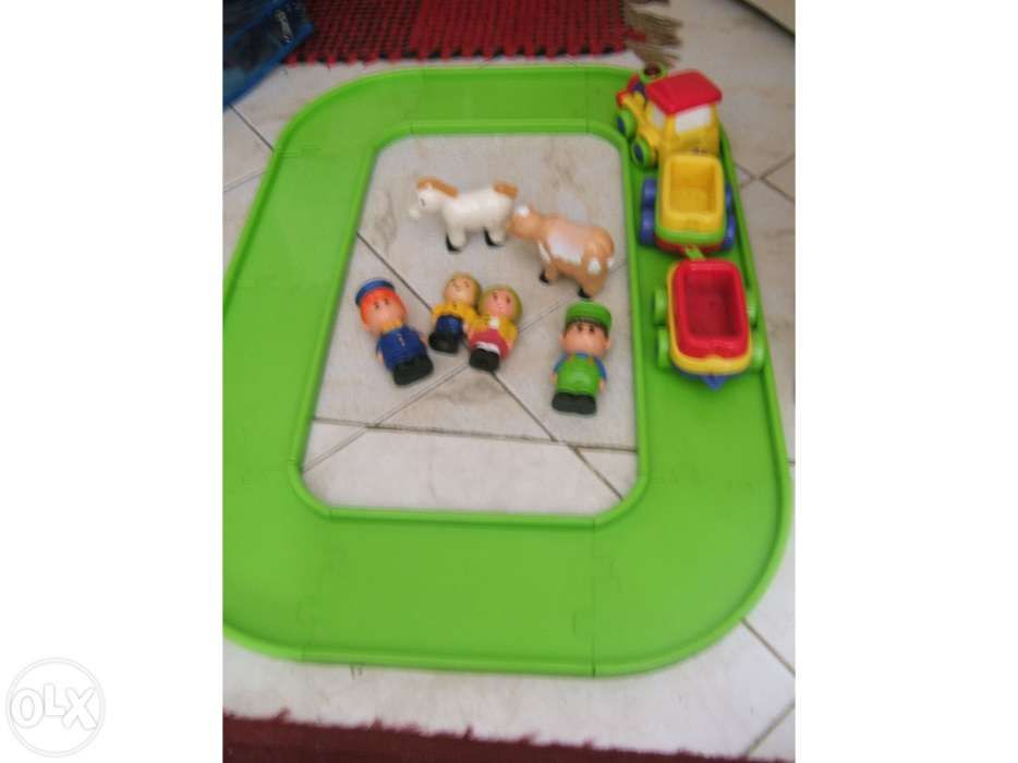 Pista de comboio e bonecos