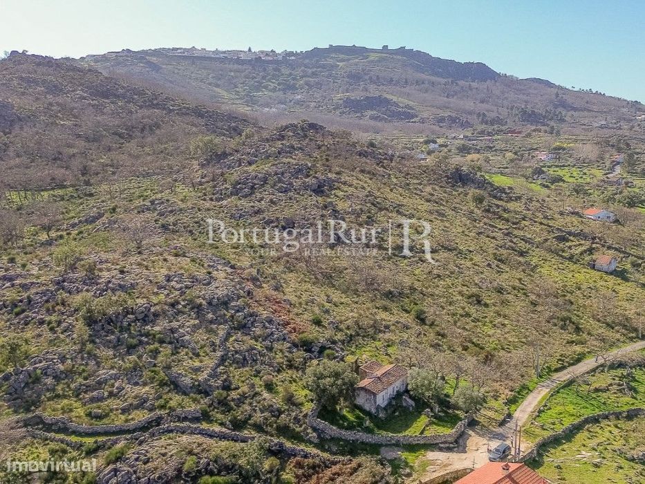 Quintinha com 3 ha e casa para reconstrução