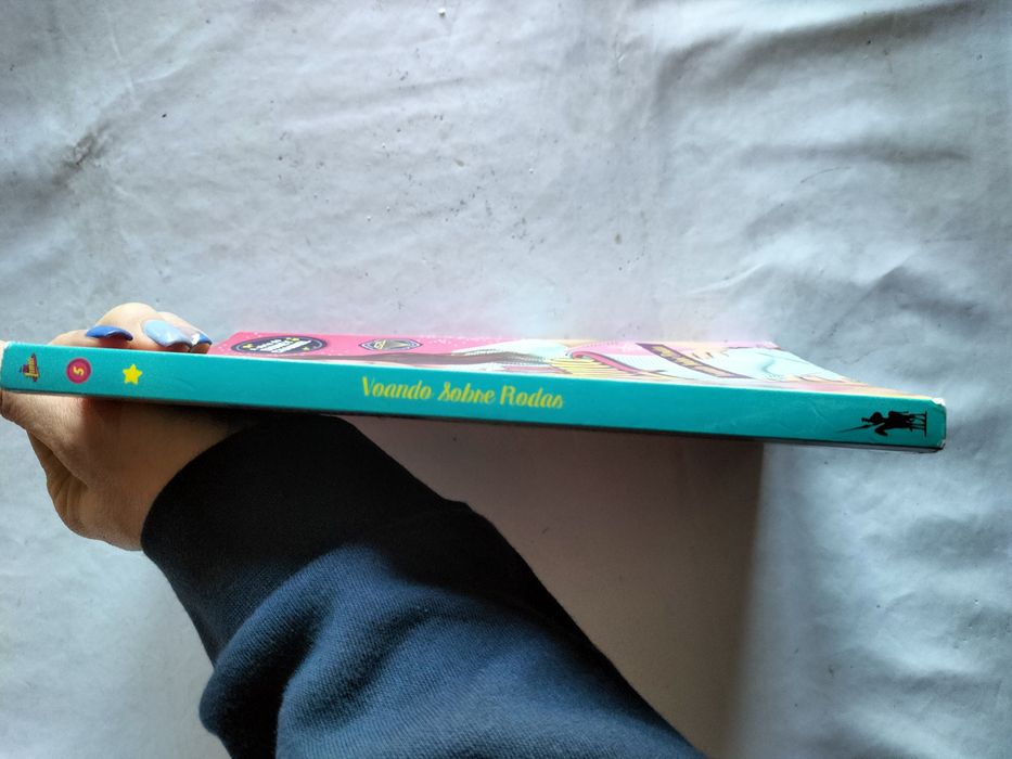 Livro Soy Luna voando sobre rodas