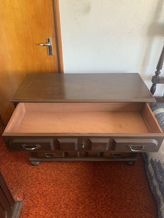 Conjunto de Quarto Clássico em Madeira Maciça – Elegância e Qualidade