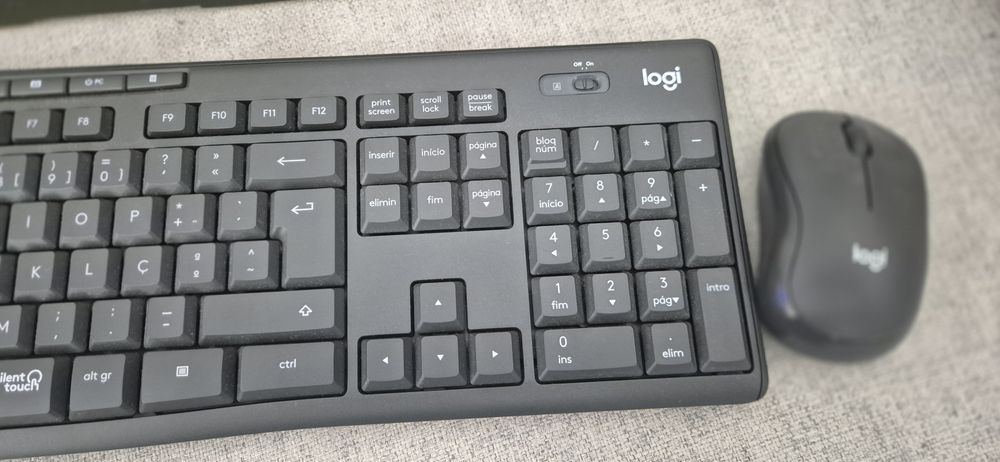 Conjunto Teclado + Rato Logitech MK295 Silent Wireless – NOVO SEM USO