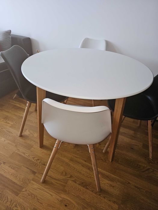 Okrągły stół + 4 krzesła