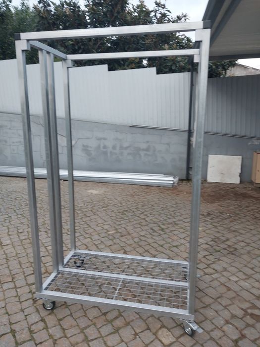 Suporte para lenha em tubo galvanizado é desmontável para  transportar