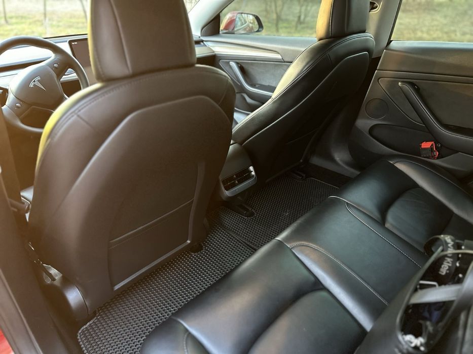 Tesla model 3 2022рік