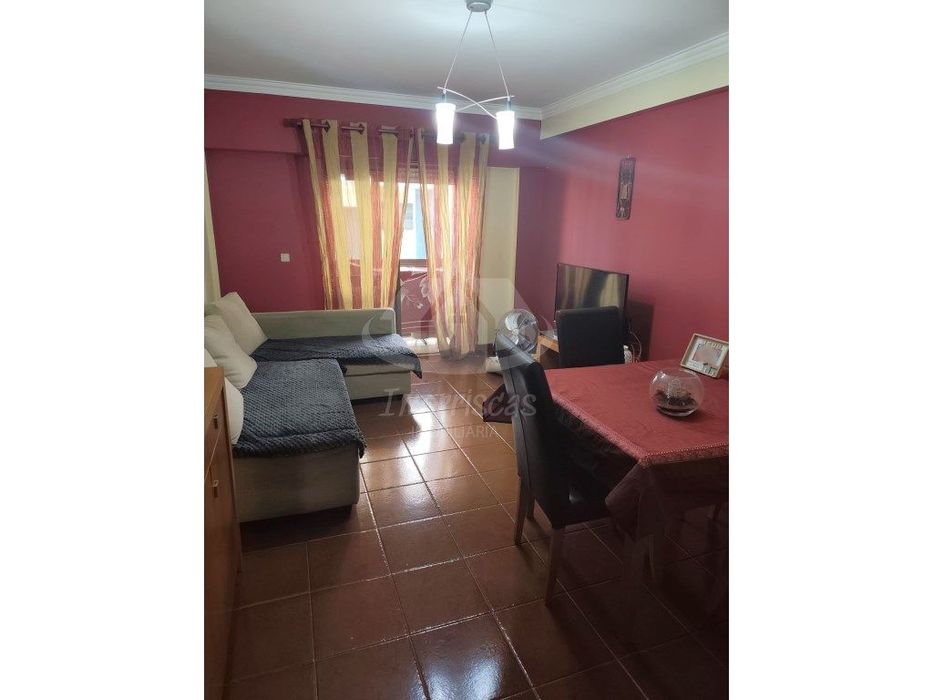 Apartamento T2 luminoso com varanda em Odivelas