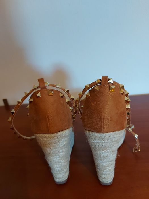 Sandalias de cunha camel tamanho 39