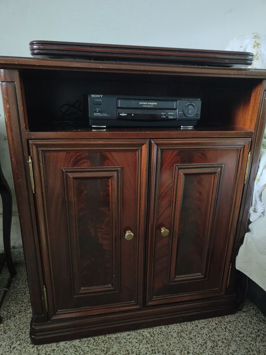 Movel TV em raiz de nogueira