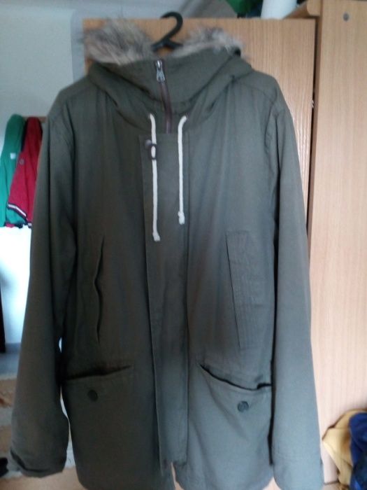 Vários casacos e blusões