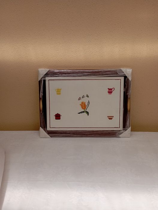 Tabuleiro que tanto serve para decoração, como servir na cozinha.