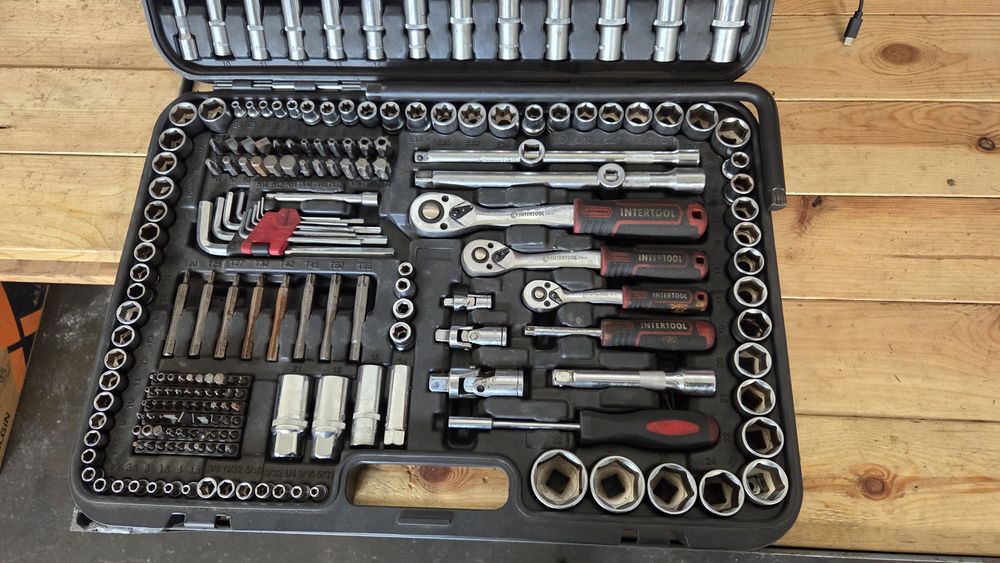 Набор инструмента INTERTOOL ET-8233