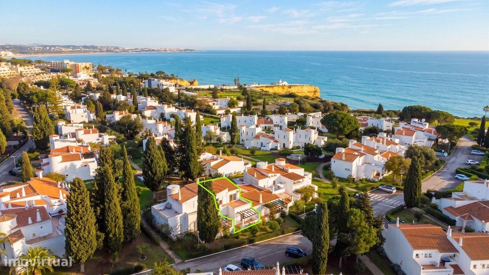 Moradia T3 em Renovação no Exclusivo Aldeamento Vila Senhora da Rocha