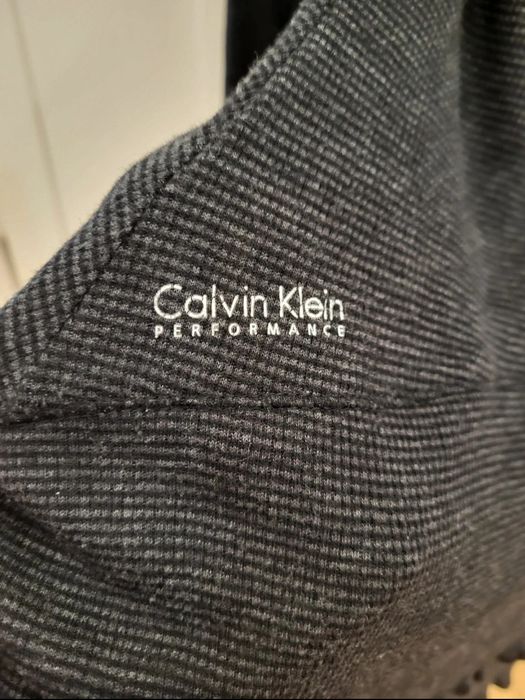 Przewiewna bluza z linii Calvin Klein Performance 
Rozmiar M