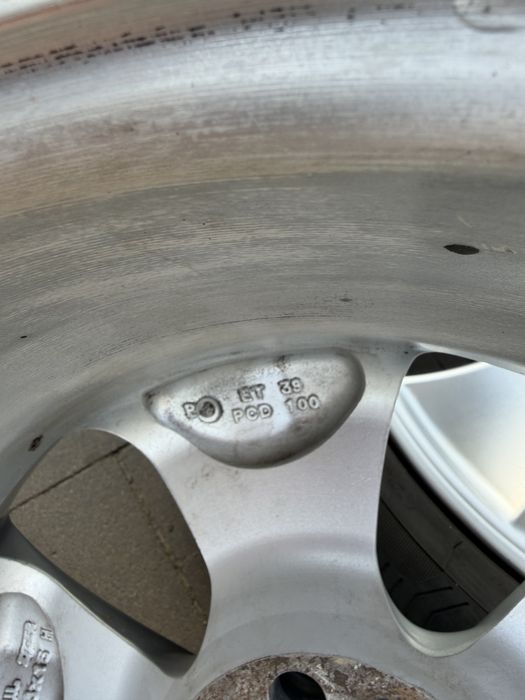 Диски  6Jx15H з шинами 195/65R15 на Toyota