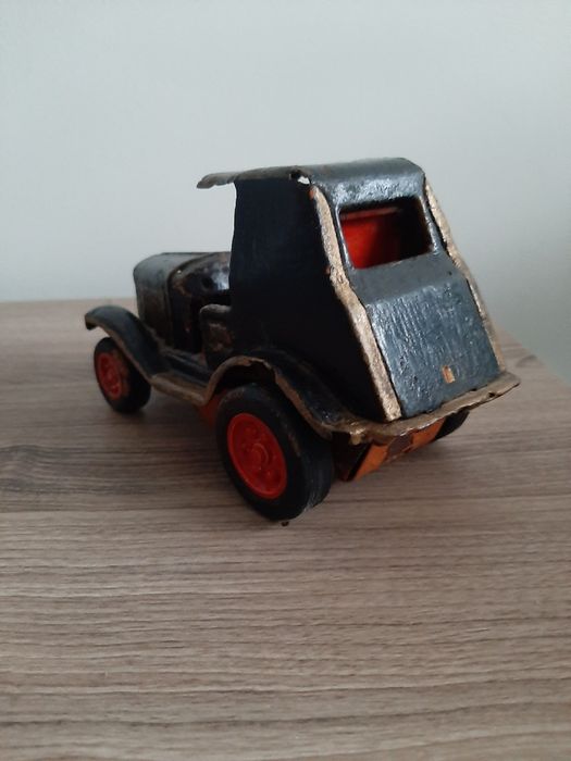 Carro antigo em metal