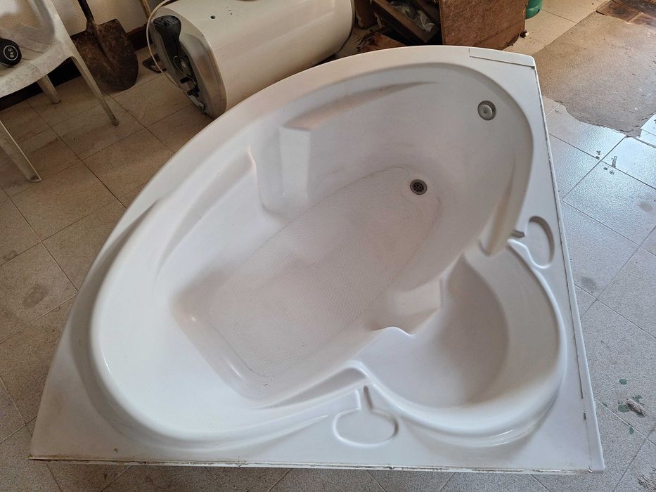 Banheira de Canto c/ 134x134x50cm (medidas exteriores)