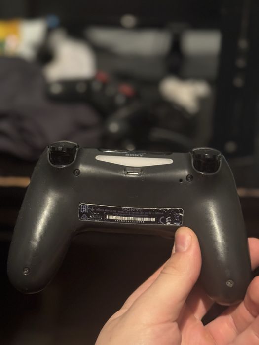 PlayStation 4 512 GB + 2 pady DualShock ze stacja ładującą