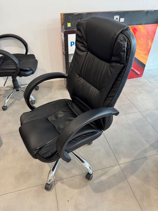 Wygodny fotel skórzany obrotowy
