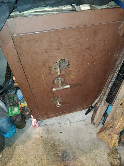 Сейф не боится огня.