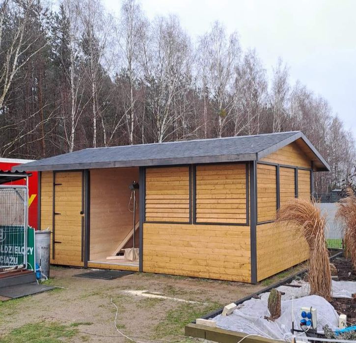 Domek drewniany z altaną